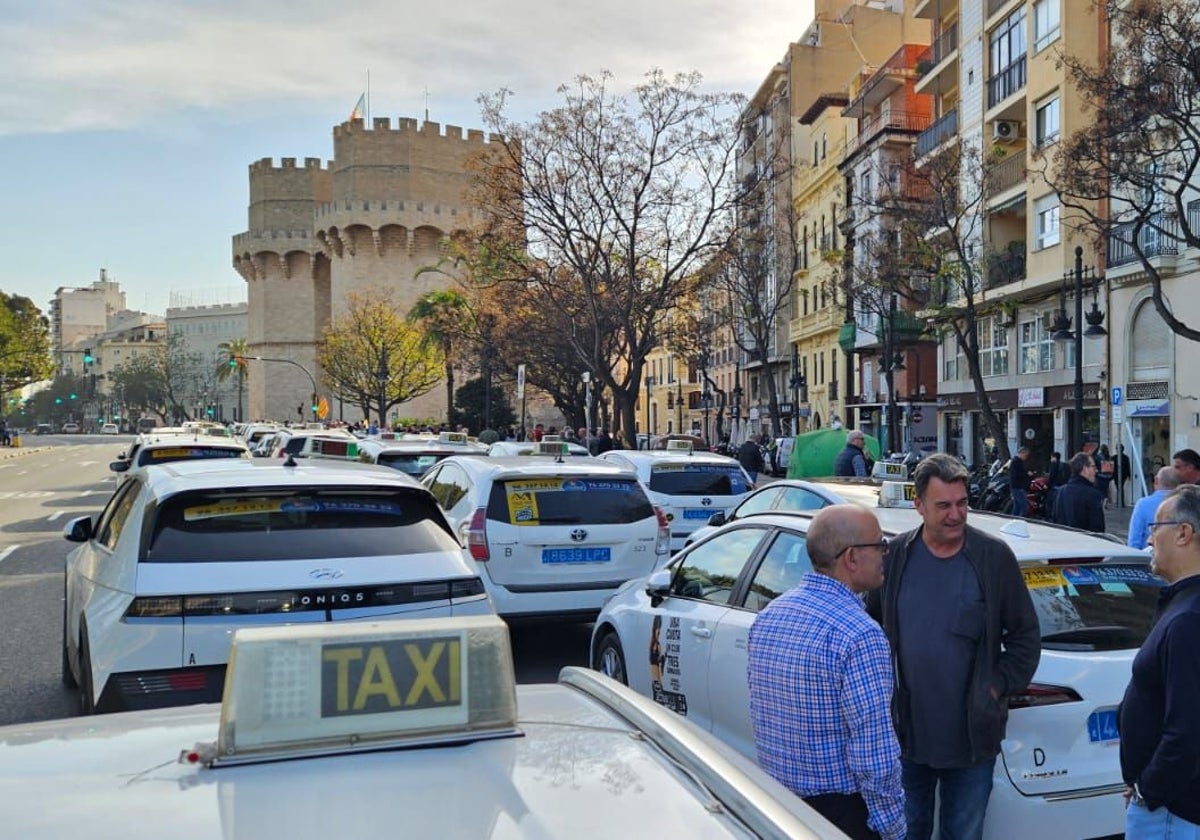 Manifestación de taxis en las Torres de Serranos.