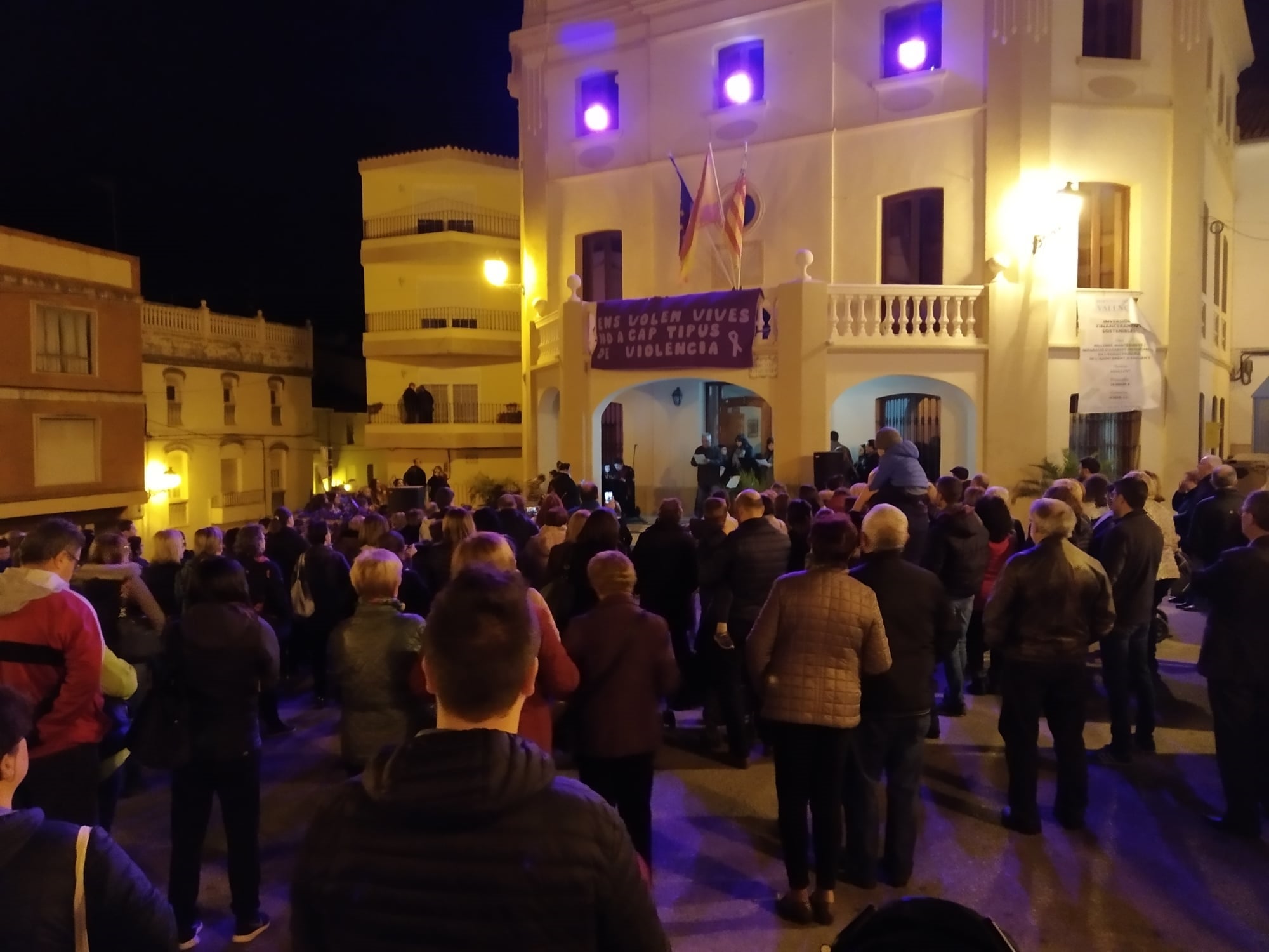 Concetranción en repulsa contra la violencia de género en Agullent, en una foto de archivo.