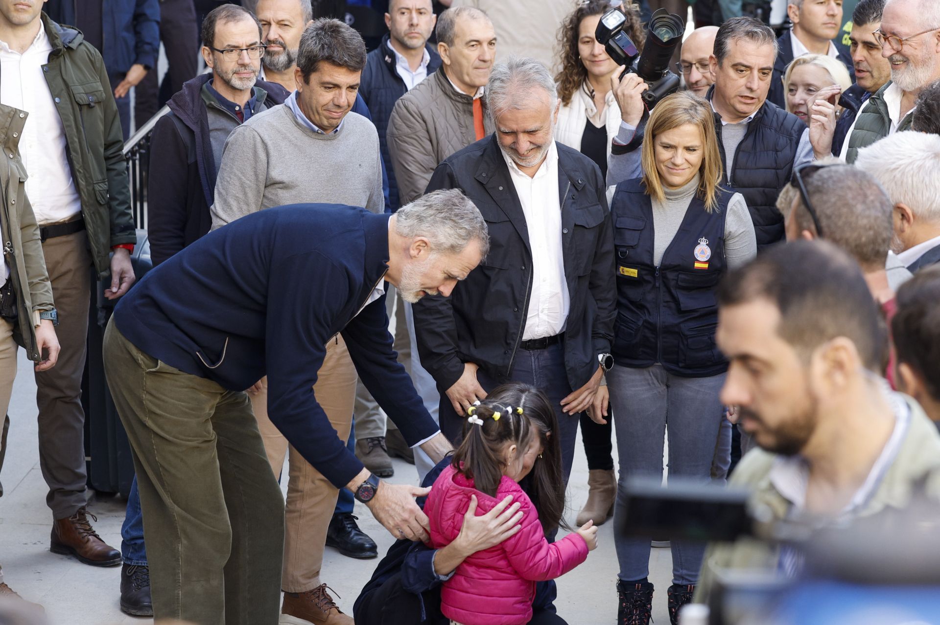 Los Reyes visitan Chiva y se reunen con los voluntarios y afectados