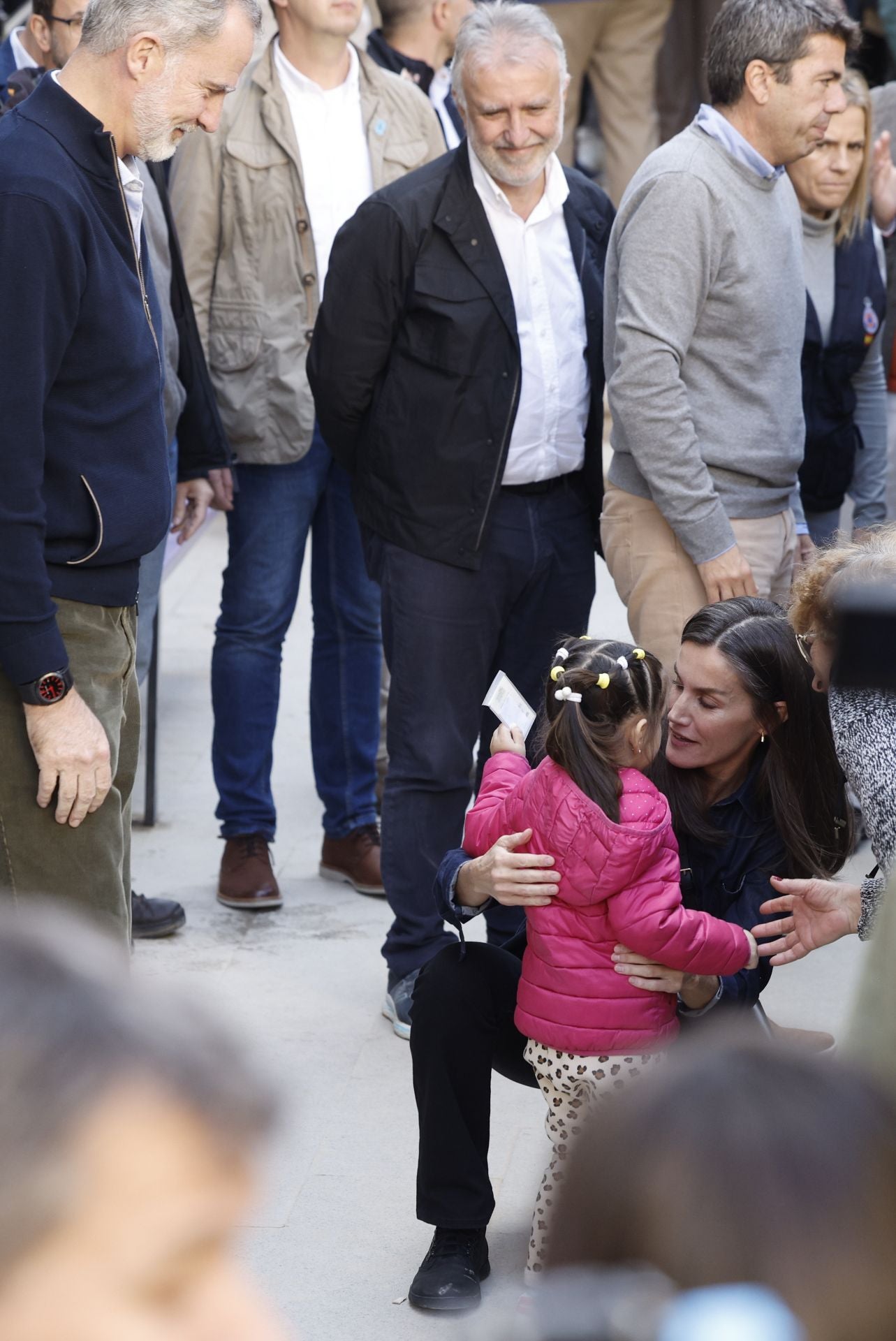 Los Reyes visitan Chiva y se reunen con los voluntarios y afectados