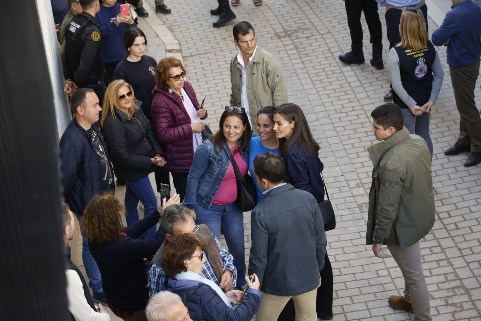 Los Reyes visitan Chiva y se reunen con los voluntarios y afectados