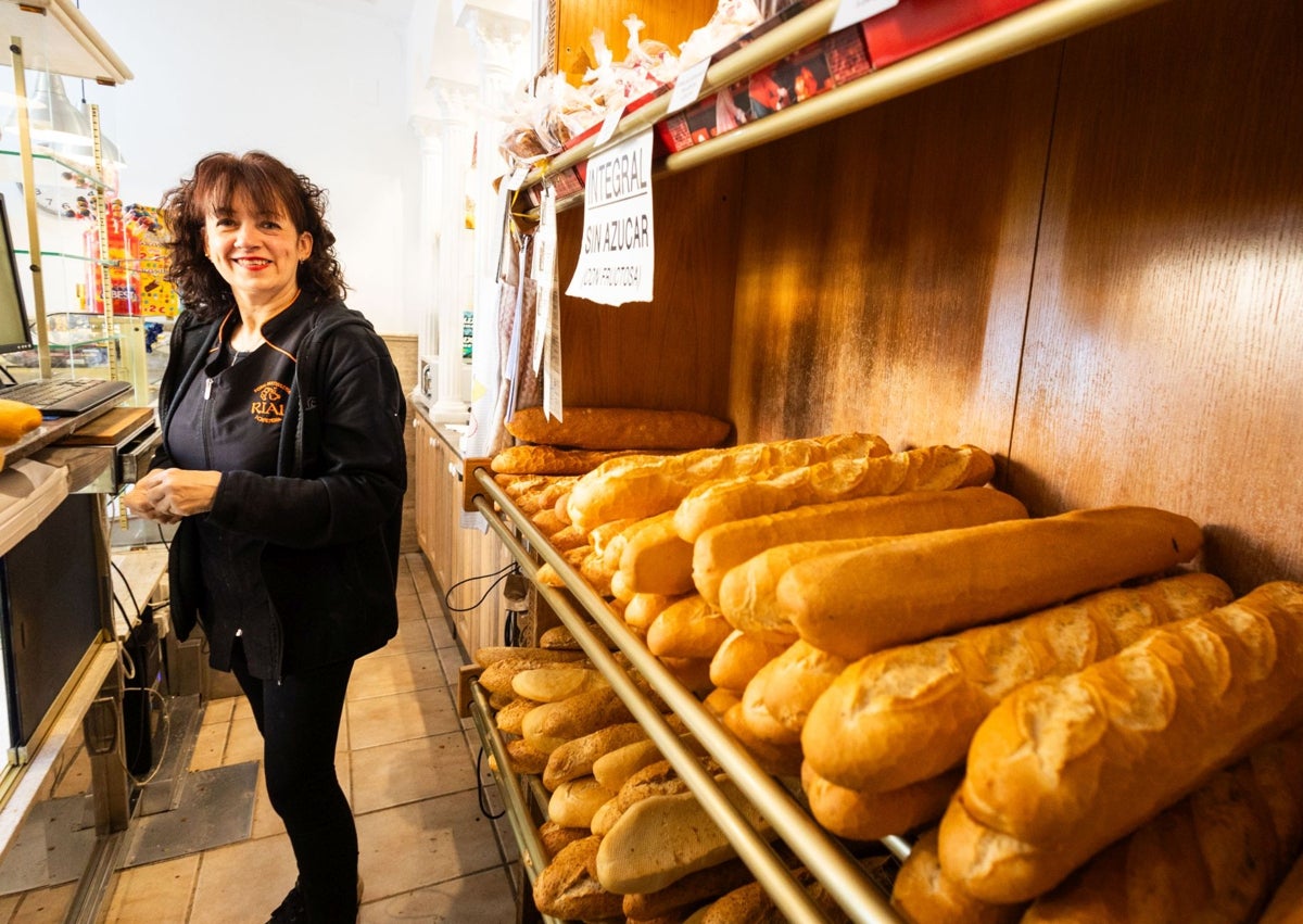 Imagen secundaria 1 - Cola para entrar a comprar pan y Mari Carmen Alabau, en el horno pastelería Rial de Paiporta.