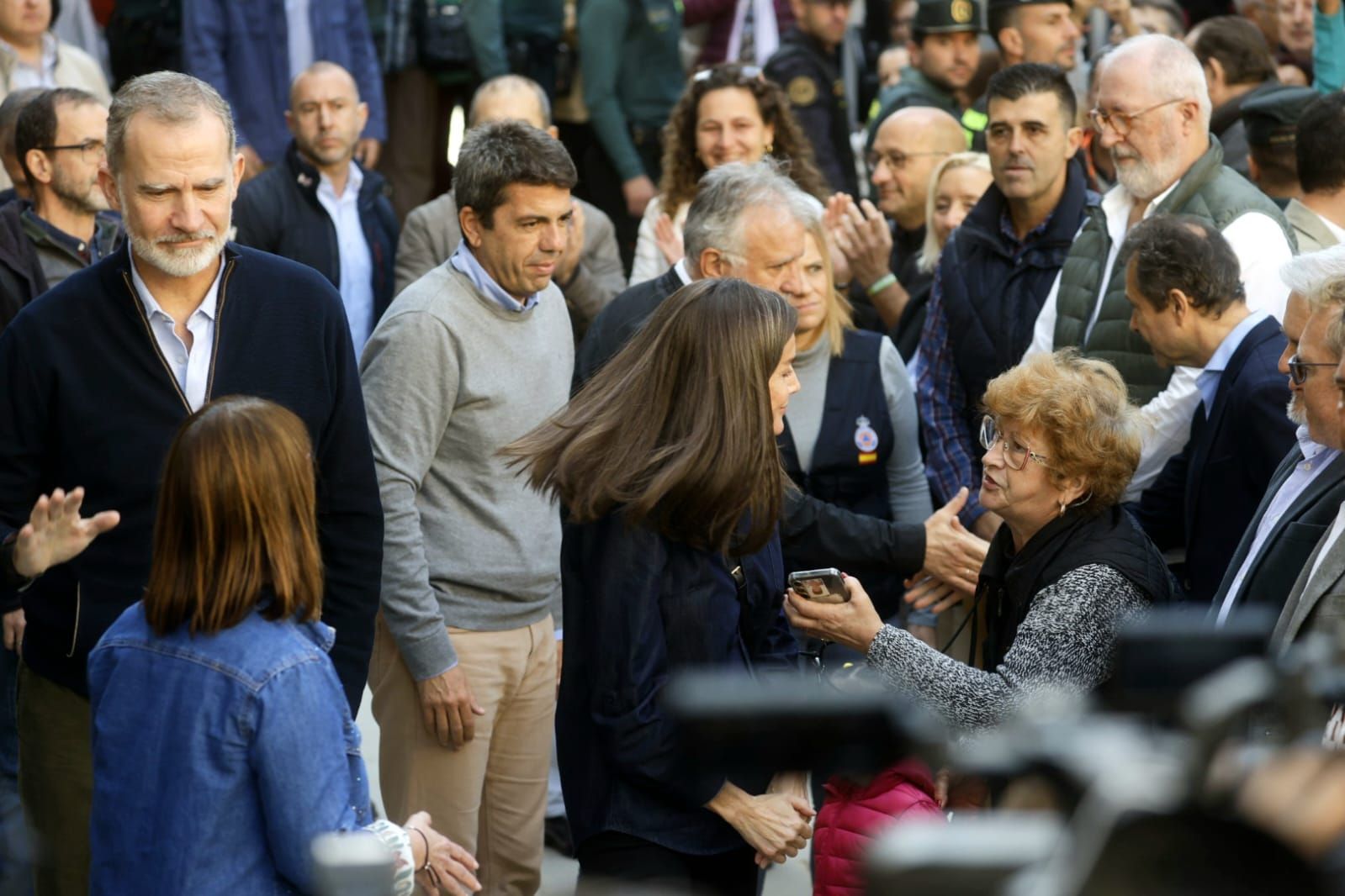 Los Reyes visitan Chiva y se reunen con los voluntarios y afectados