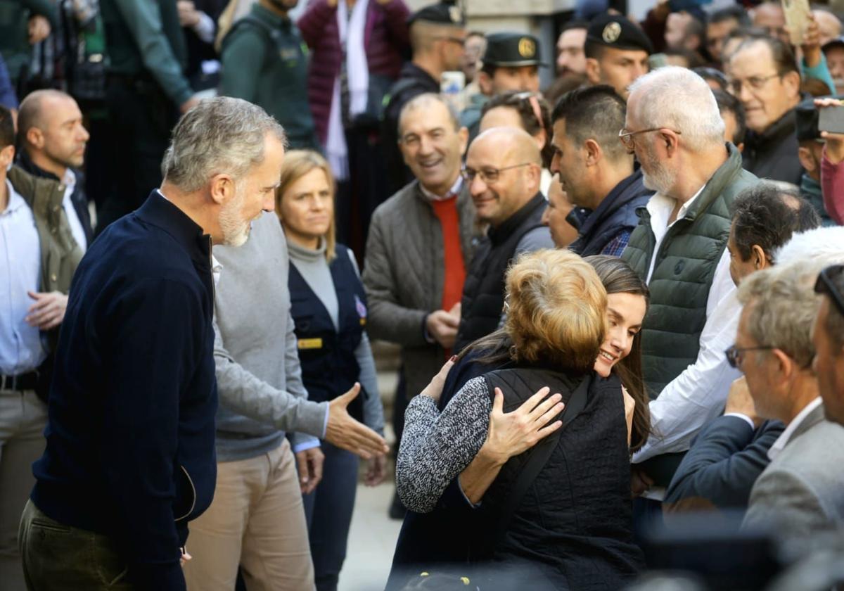 Los Reyes visitan la zona cero de Chiva