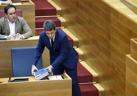 Carlos Mazón, antes de intervenir el viernes ante el pleno de Les Corts.