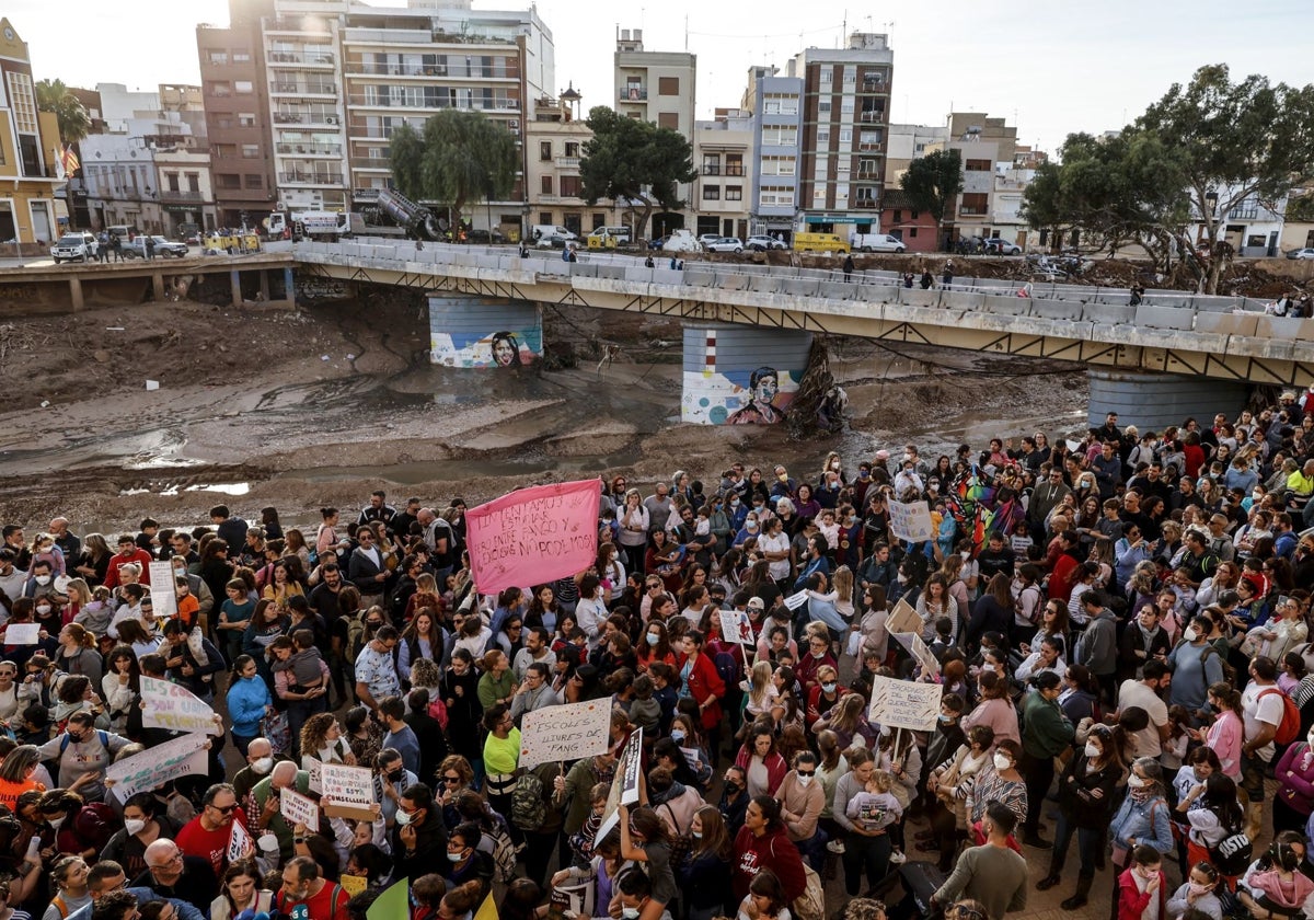 Vecinos de Paiporta durante la concentración.