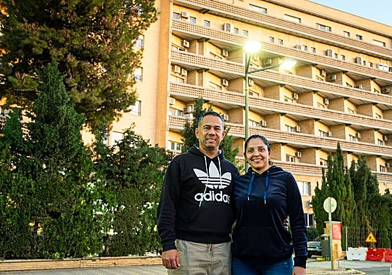 Doménico y Yelitza frente a su nuevo hogar, la antigua Fe.