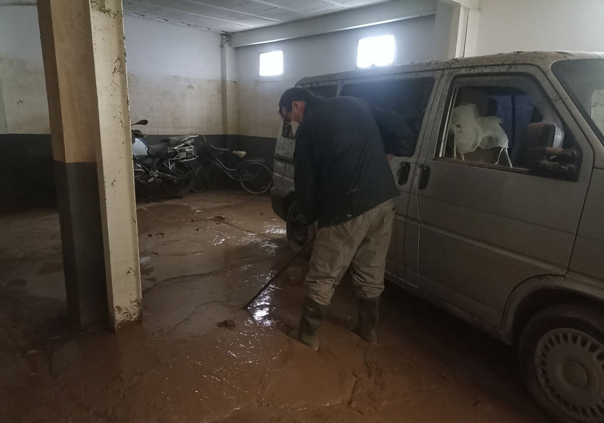 Imagen principal - Víctor, con su planta baja llena de barro.