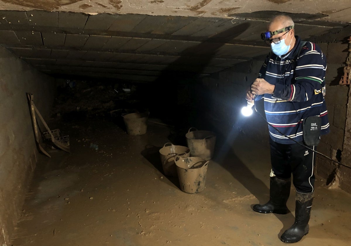 Imagen principal - Jesús, en su trastero de Picanya todavía inundado por aguas fecales.