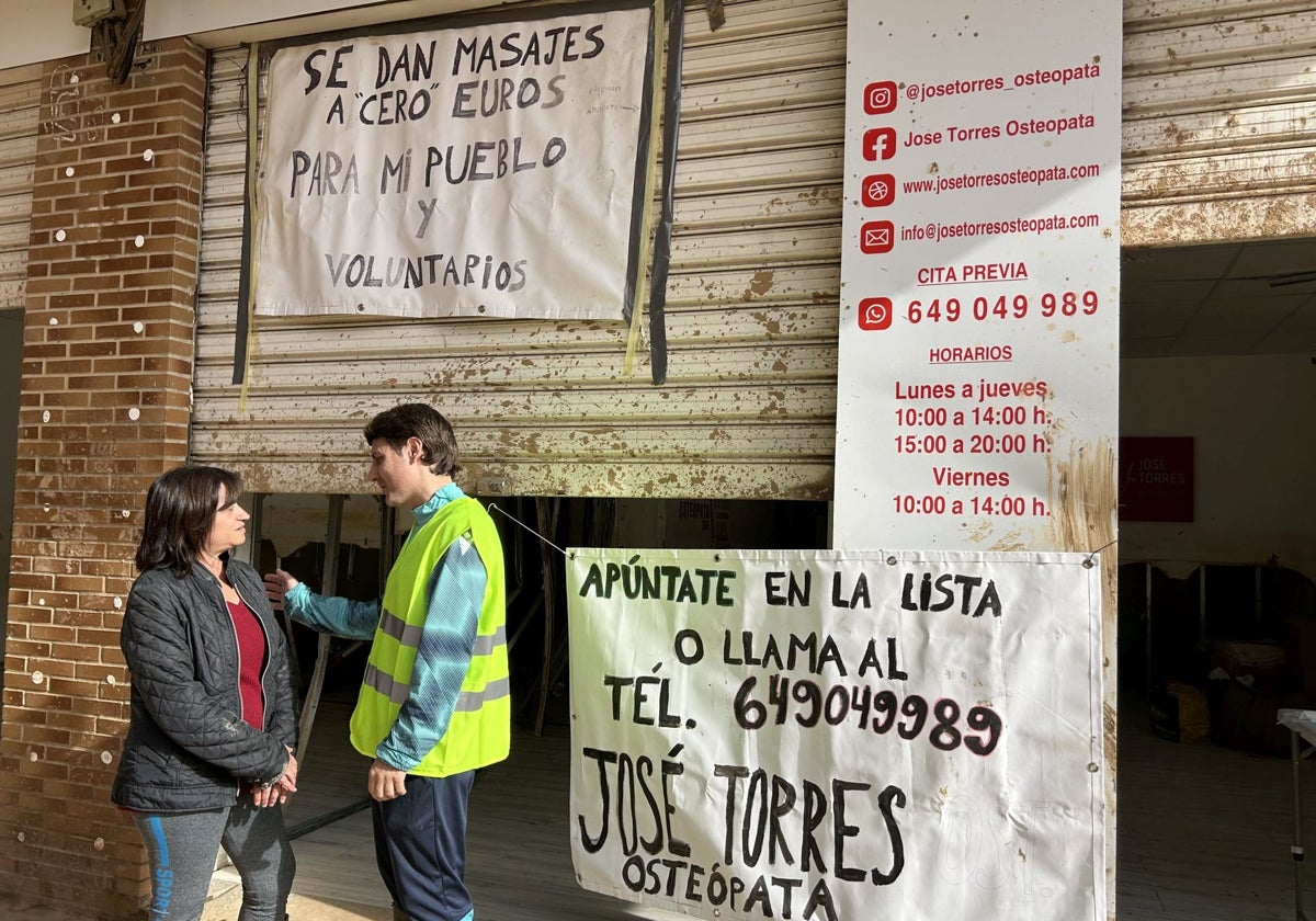 José Torres, osteópata, junto a una paciente y su actual recepcionista, Maite Mirabet.