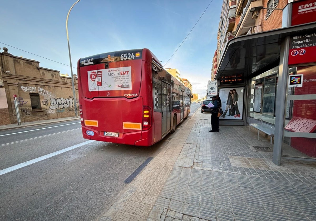 Movilidad reserva un carril en San Vicente para los autobuses que conectan con los pueblos afectados por la Dana