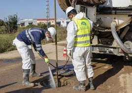 Profesionales trabajan en reparar una alcantarilla.