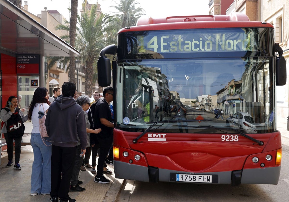 Un autobús de la EMT en Castellar-l'Oliveral.