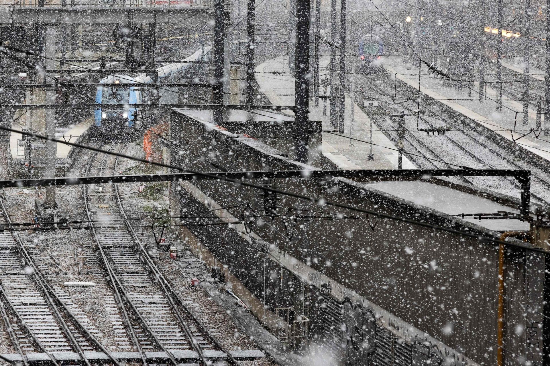 La nieve hace más bonita París: así está Notre Dame bajo un manto blanco