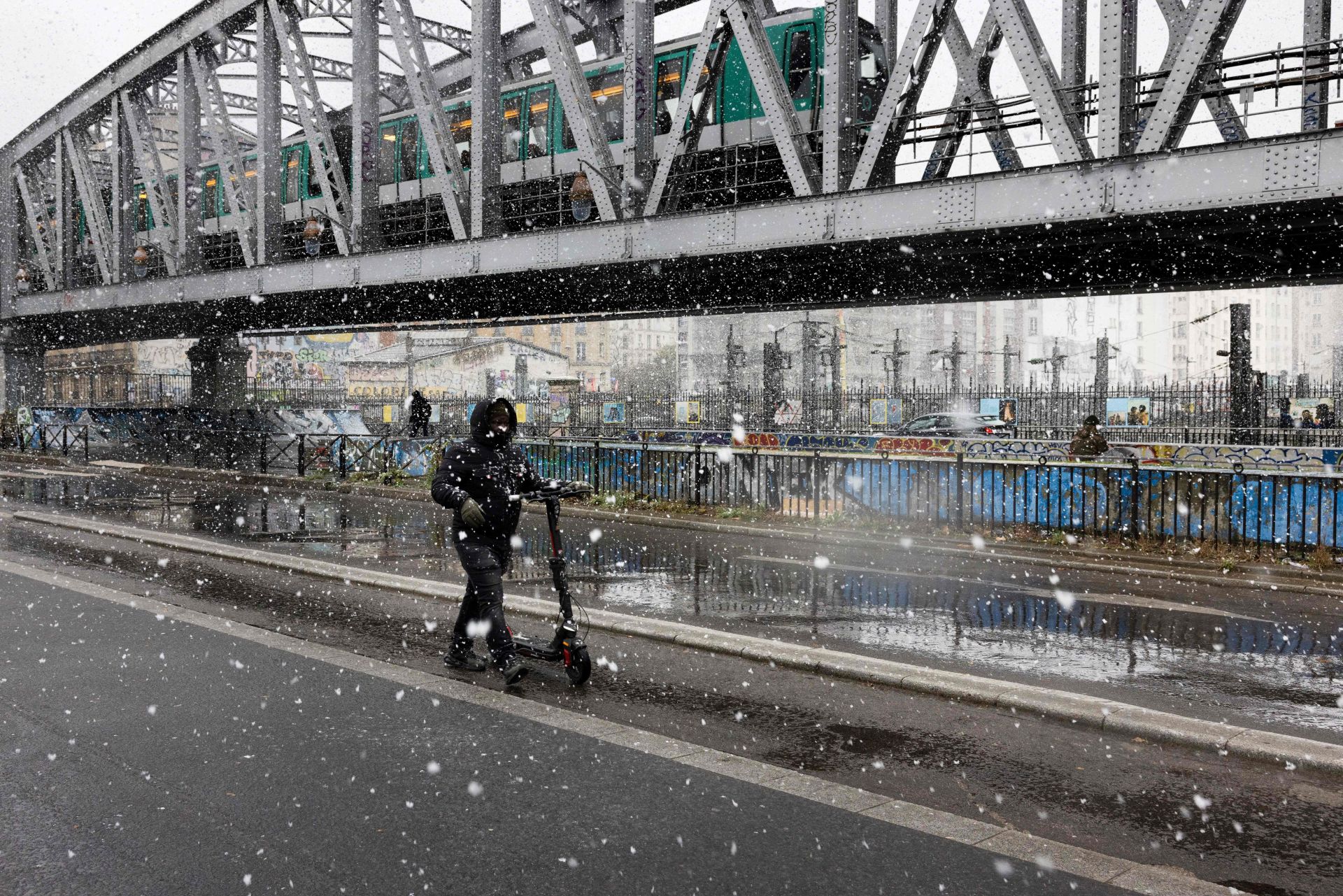 La nieve hace más bonita París: así está Notre Dame bajo un manto blanco