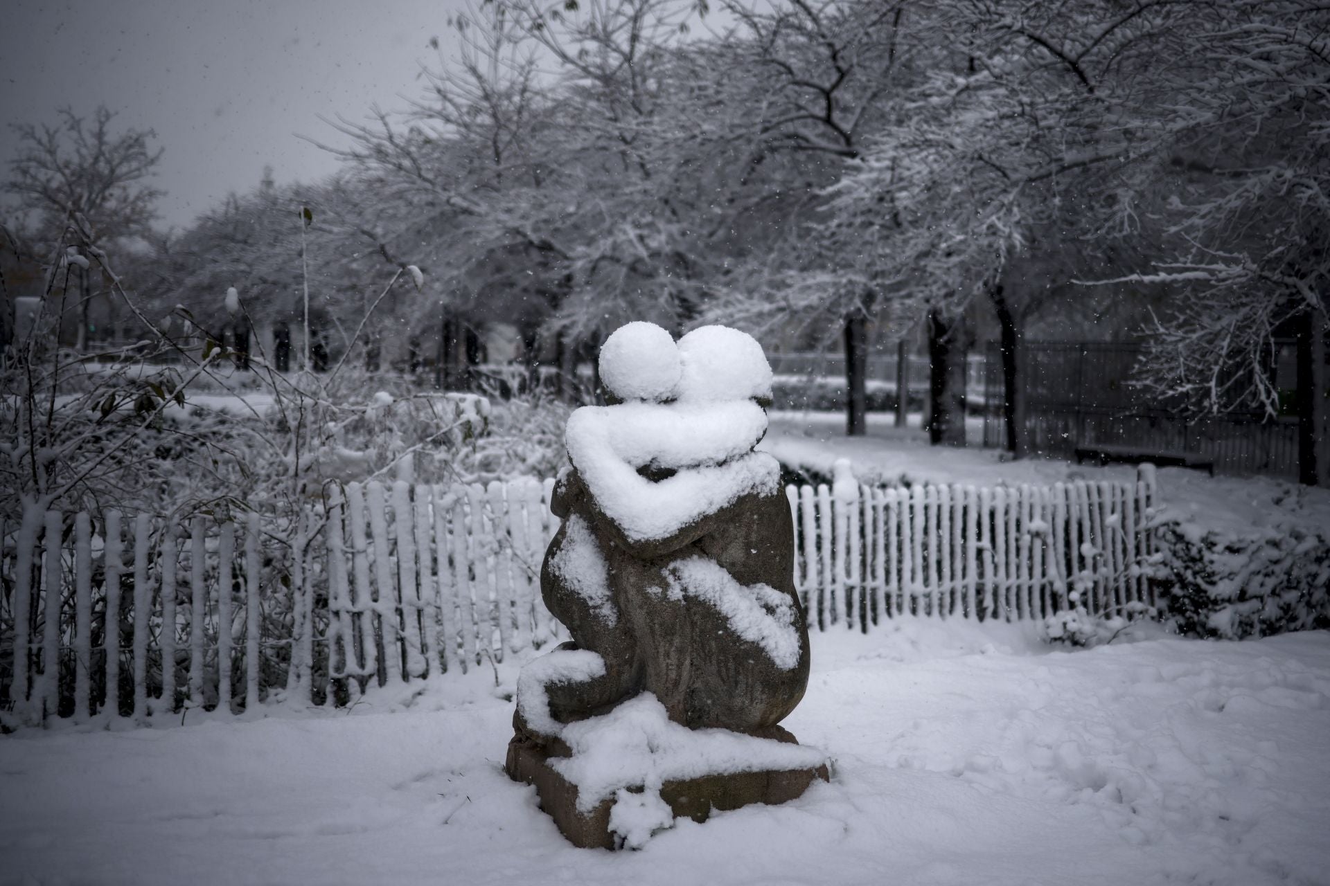 La nieve hace más bonita París: así está Notre Dame bajo un manto blanco