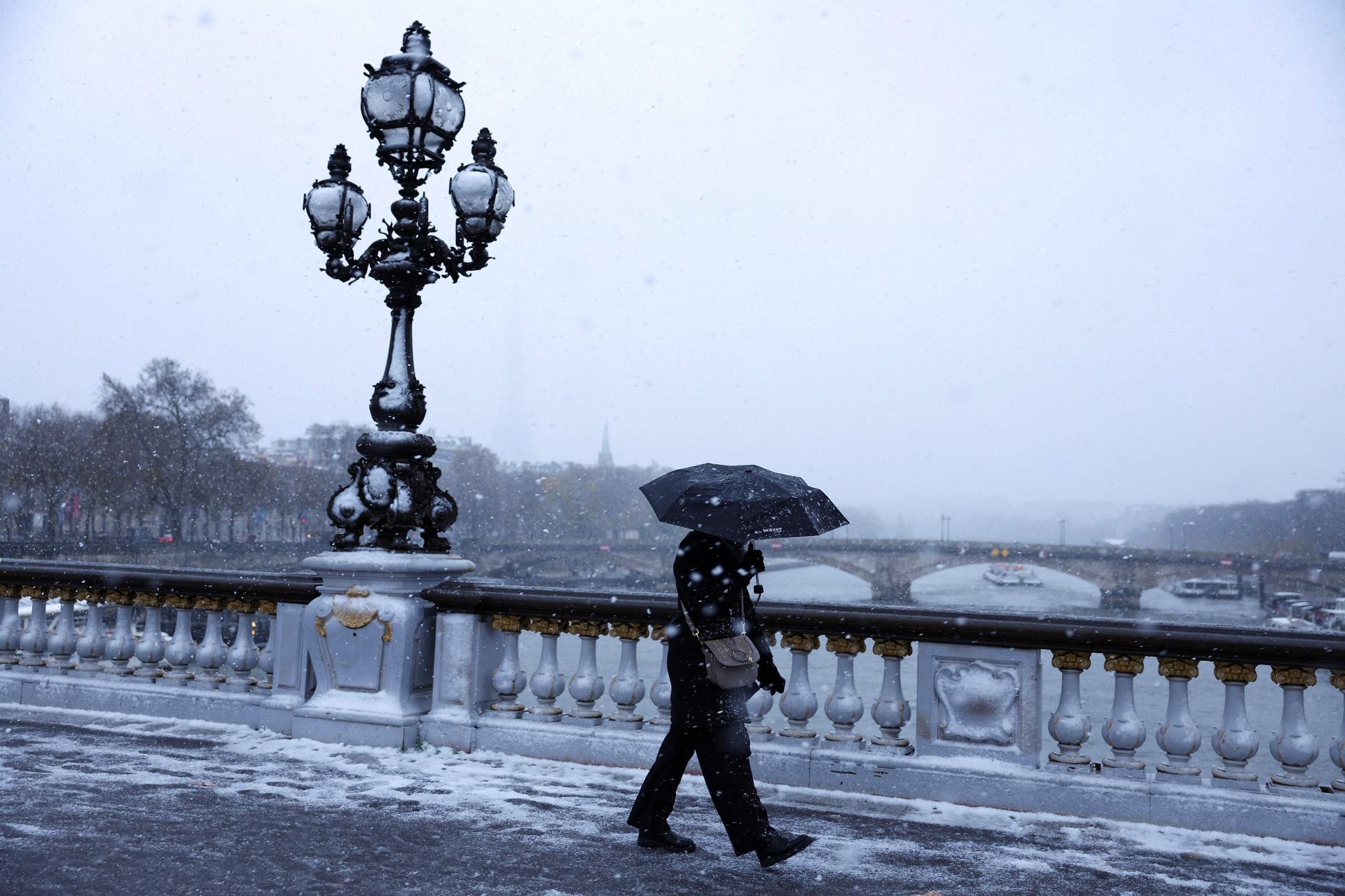 La nieve hace más bonita París: así está Notre Dame bajo un manto blanco