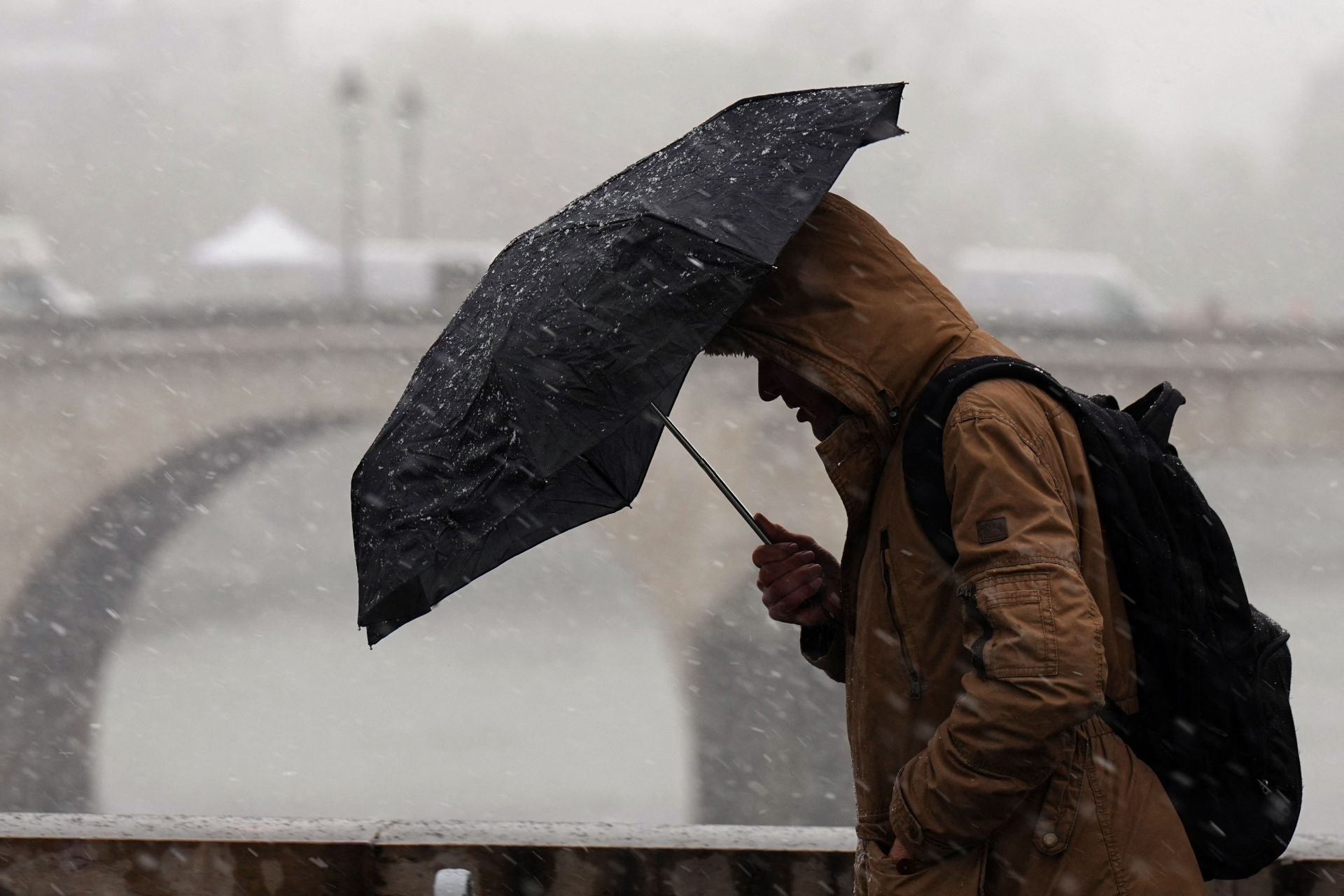 La nieve hace más bonita París: así está Notre Dame bajo un manto blanco