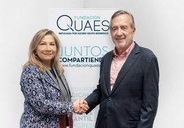 La doctora Araceli Boraita, nueva presidenta de Fundación QUAES, junto al doctor Javier Benítez, de quien toma el relevo al frente de la entidad