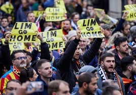 Varios aficionados del Valencia protestan contra la gestión de Lim.