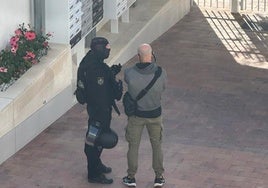 Dos de los policías que participaron en la operación.