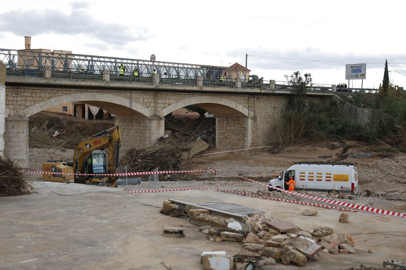 FOTOS | El Ejército inicia con turnos de doce horas el montaje del puente para conectar Cheste con la A-3