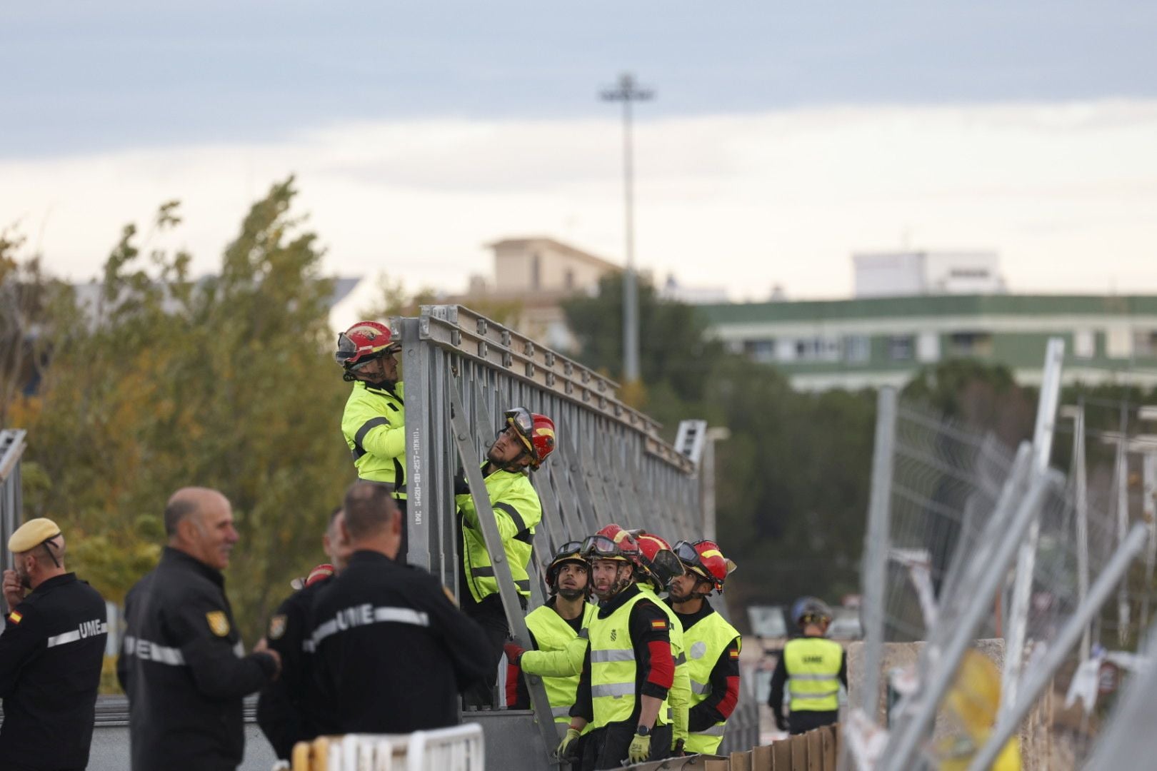 FOTOS | El Ejército inicia con turnos de doce horas el montaje del puente para conectar Cheste con la A-3