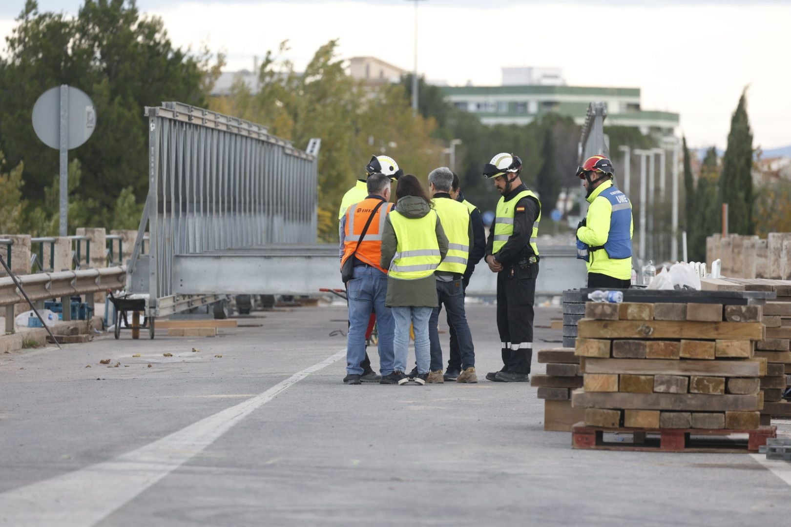 FOTOS | El Ejército inicia con turnos de doce horas el montaje del puente para conectar Cheste con la A-3