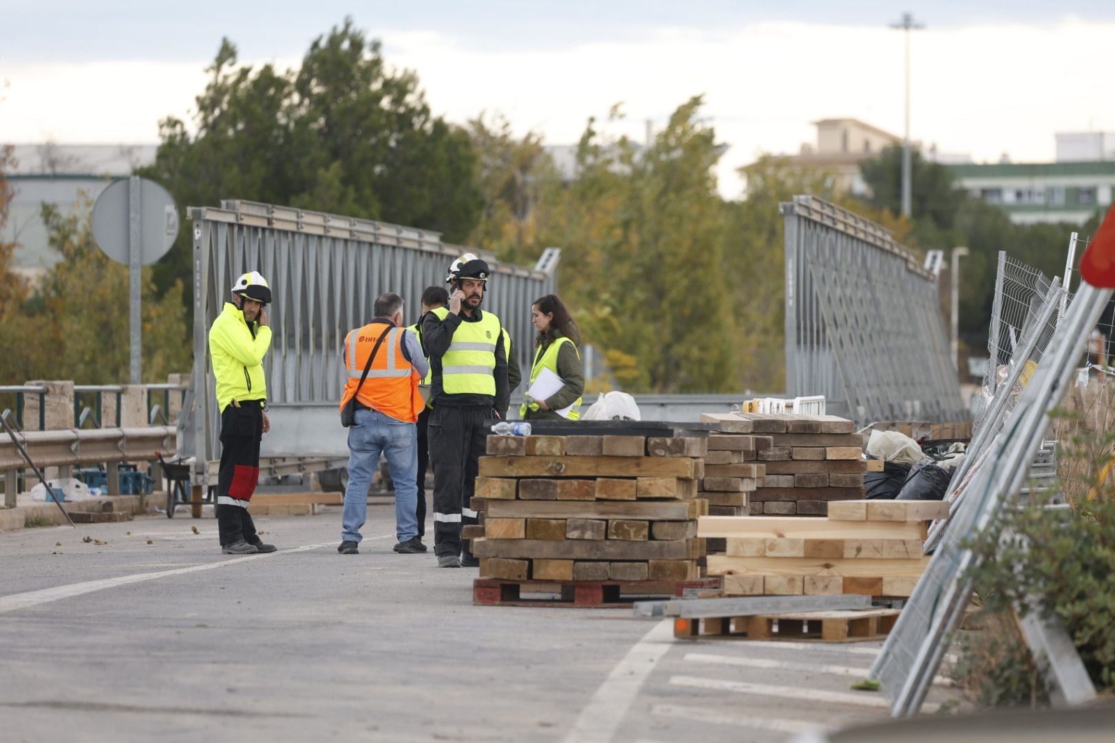 FOTOS | El Ejército inicia con turnos de doce horas el montaje del puente para conectar Cheste con la A-3