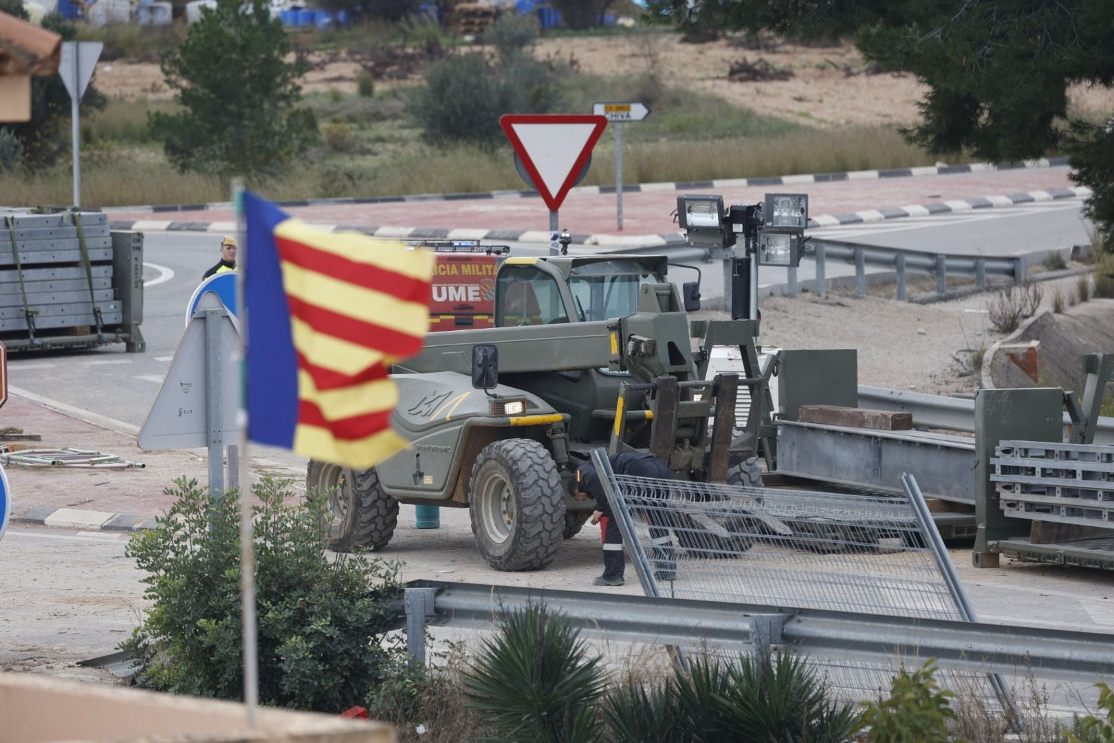 FOTOS | El Ejército inicia con turnos de doce horas el montaje del puente para conectar Cheste con la A-3