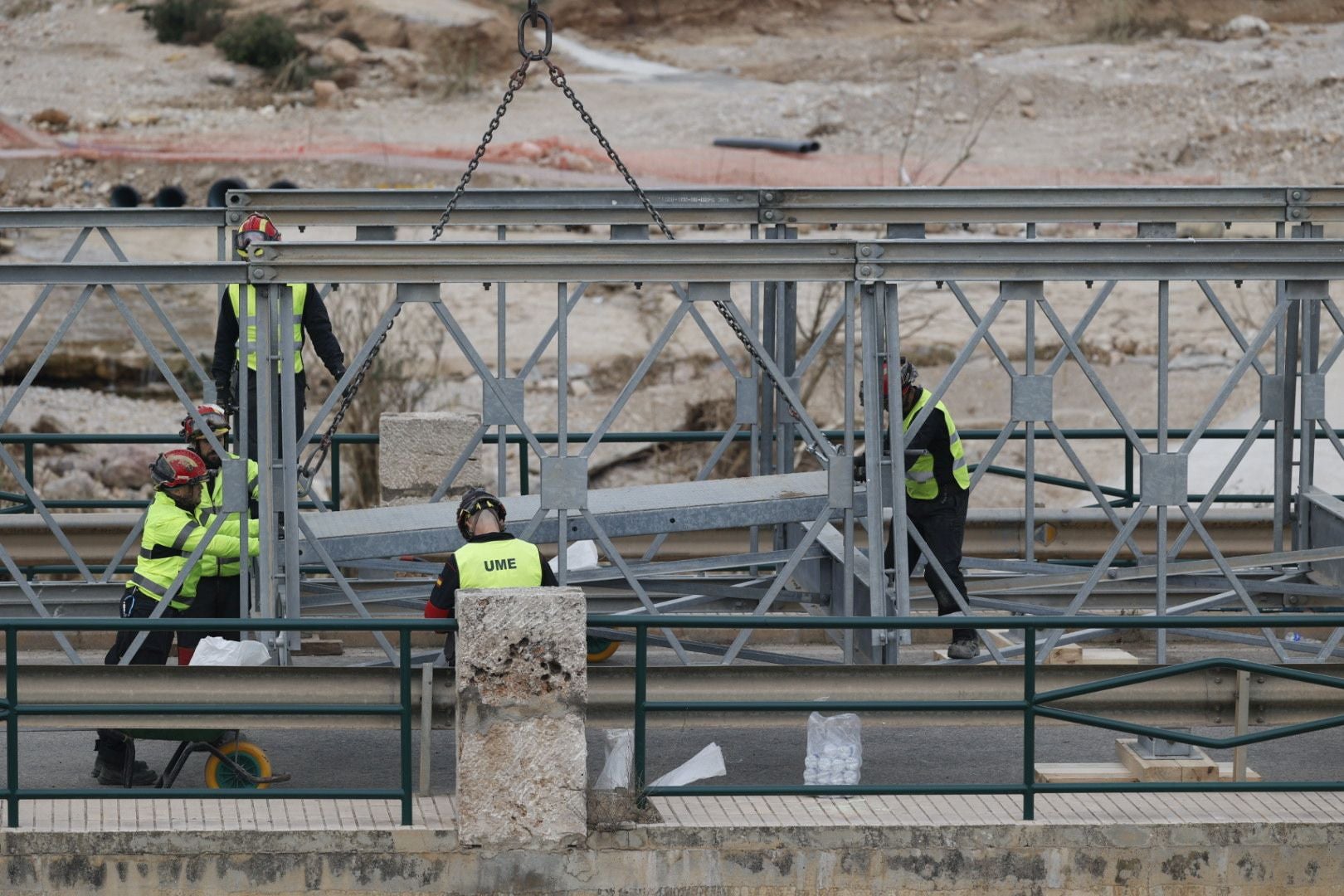 FOTOS | El Ejército inicia con turnos de doce horas el montaje del puente para conectar Cheste con la A-3