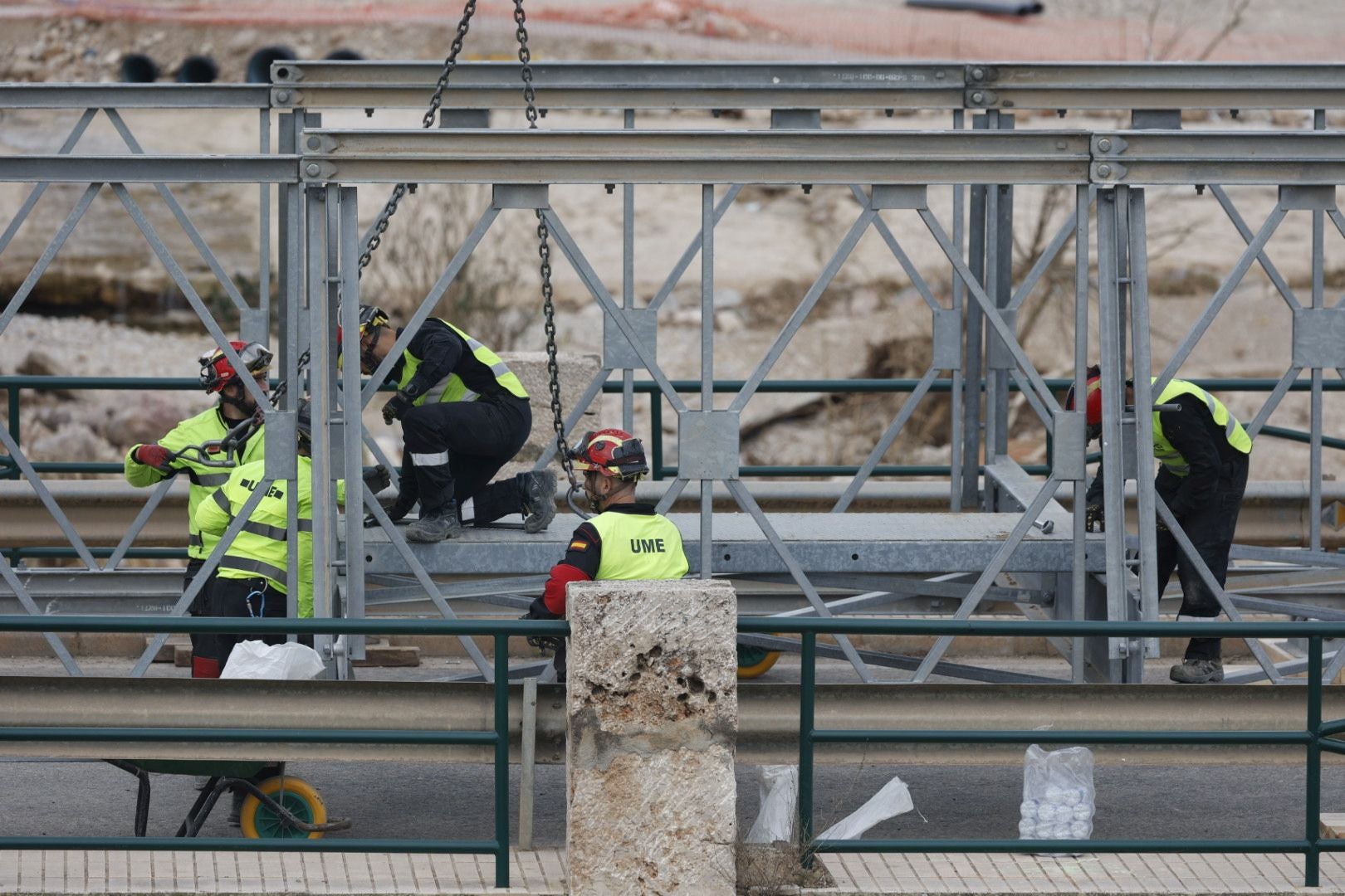 FOTOS | El Ejército inicia con turnos de doce horas el montaje del puente para conectar Cheste con la A-3