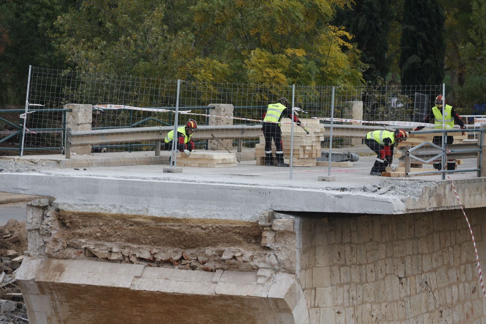 FOTOS | El Ejército inicia con turnos de doce horas el montaje del puente para conectar Cheste con la A-3