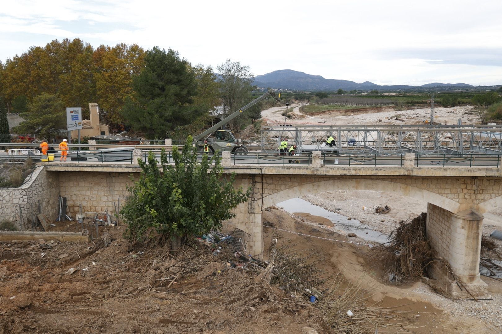 FOTOS | El Ejército inicia con turnos de doce horas el montaje del puente para conectar Cheste con la A-3