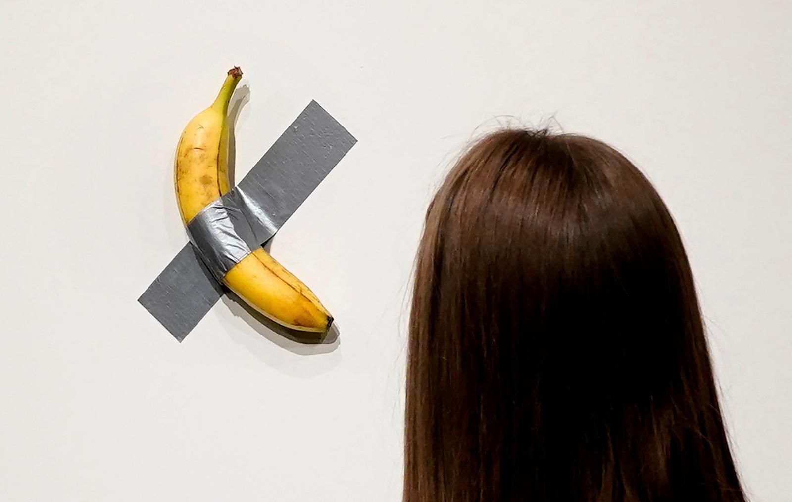 Las imágenes de la banana pegada a una pared que se ha vendido por 6,2 millones de dólares