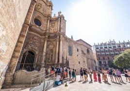 Entrada a la catedral con turistas.