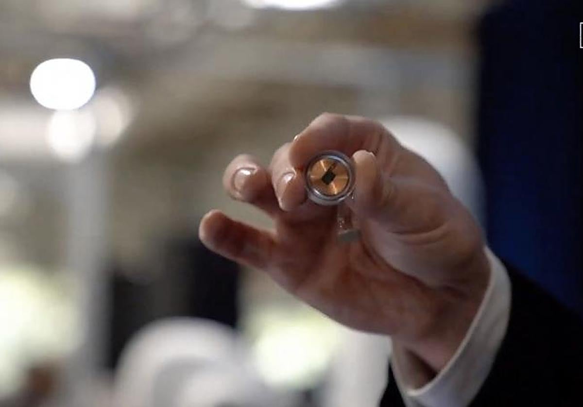 Presentación del primer implante en forma de disco, el 28 de agosto de 2020.