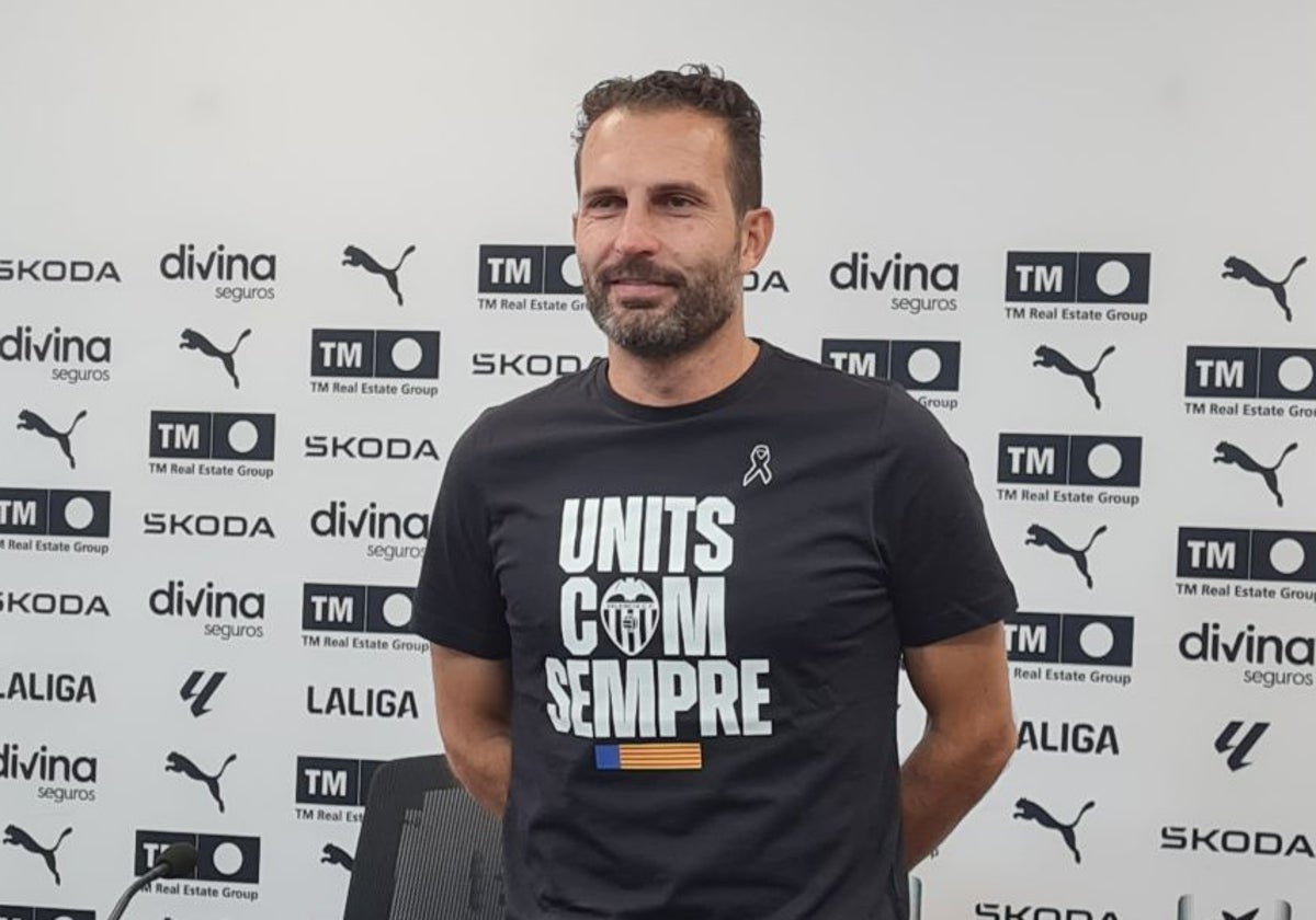 Rubén Baraja posa con la camiseta del Valencia en apoyo a las víctimas y afectados por la DANA.