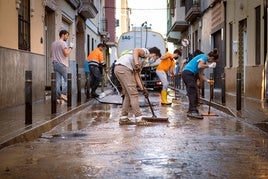 Voluntarios de Sagunto colaboran en las labores de limpieza.