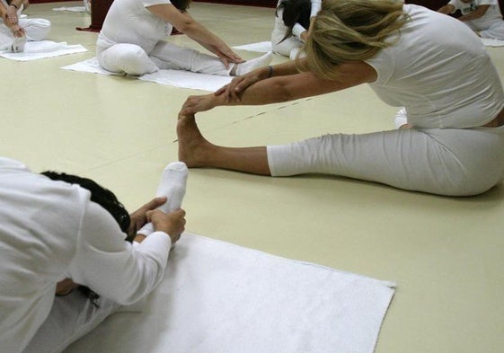 Imagen de archivo de una clase de yoga.