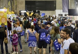 Varios corredores recogen su bolsa en Feria Valencia.