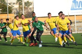 Jugadores del Dénia y la UD Calpe en el derbi de la pasada jornada.