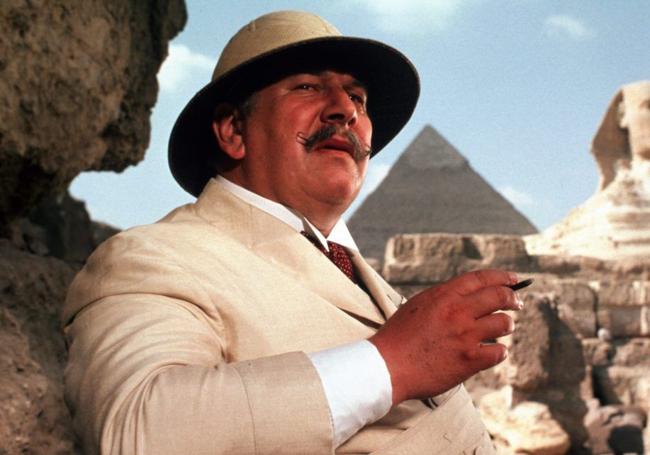 Peter Ustinov como el detective Poirot, personaje de Agatha Christie.