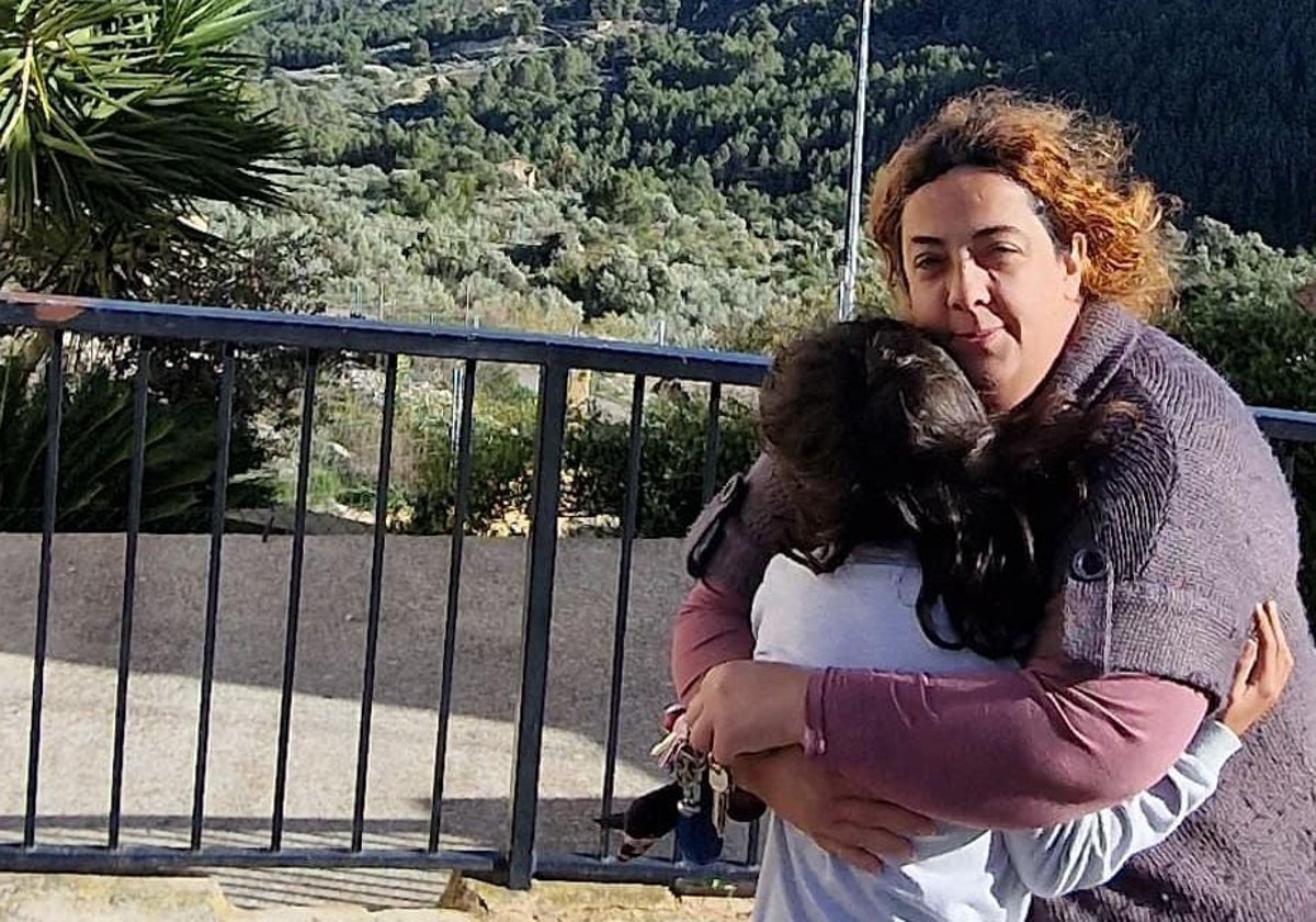 Yolanda abraza a su hijo Eric, con autismo, y con el que ha tenido que marcharse de Catarroja.