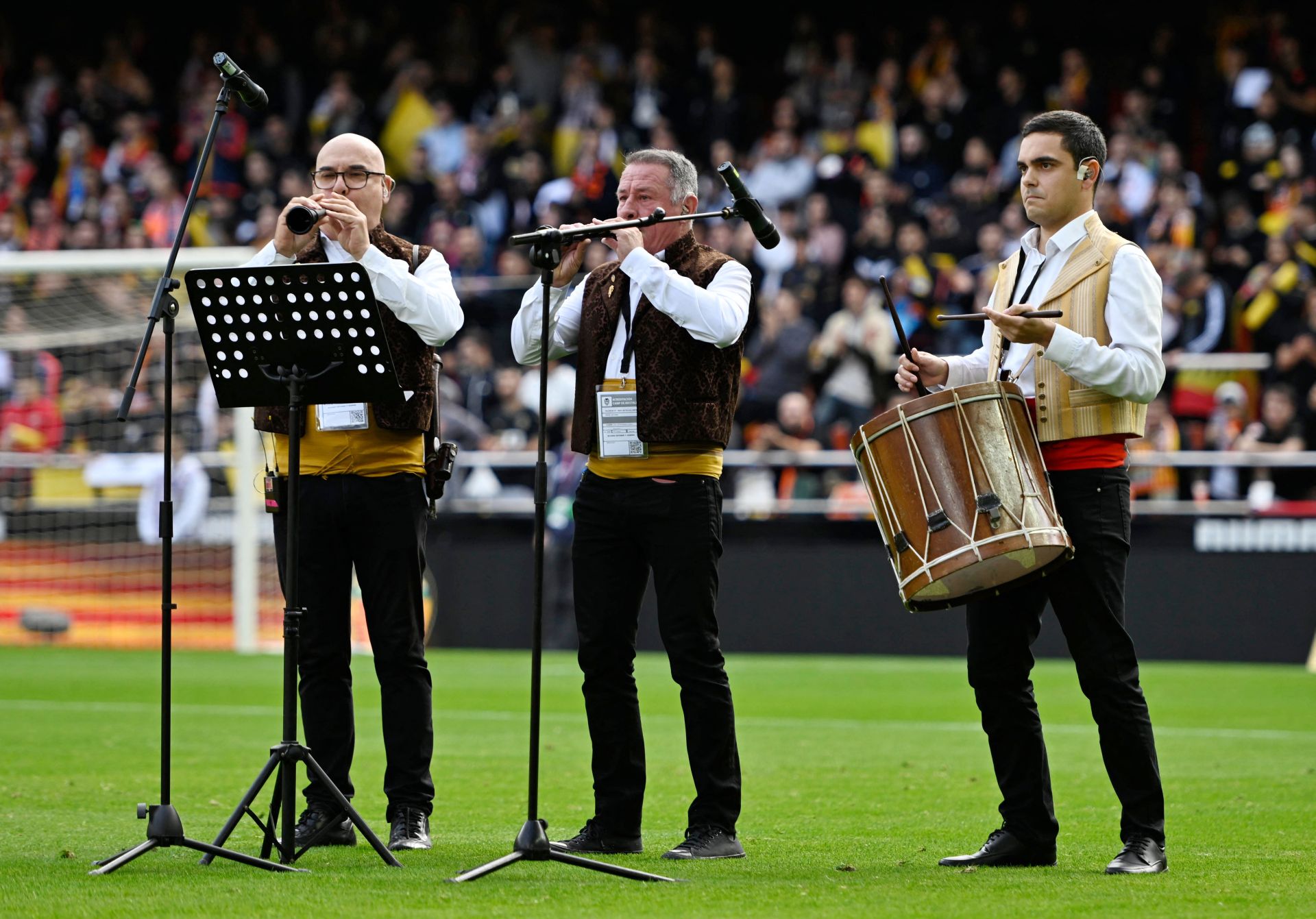 Fotos del homenaje en Mestalla a las víctimas de la DANA