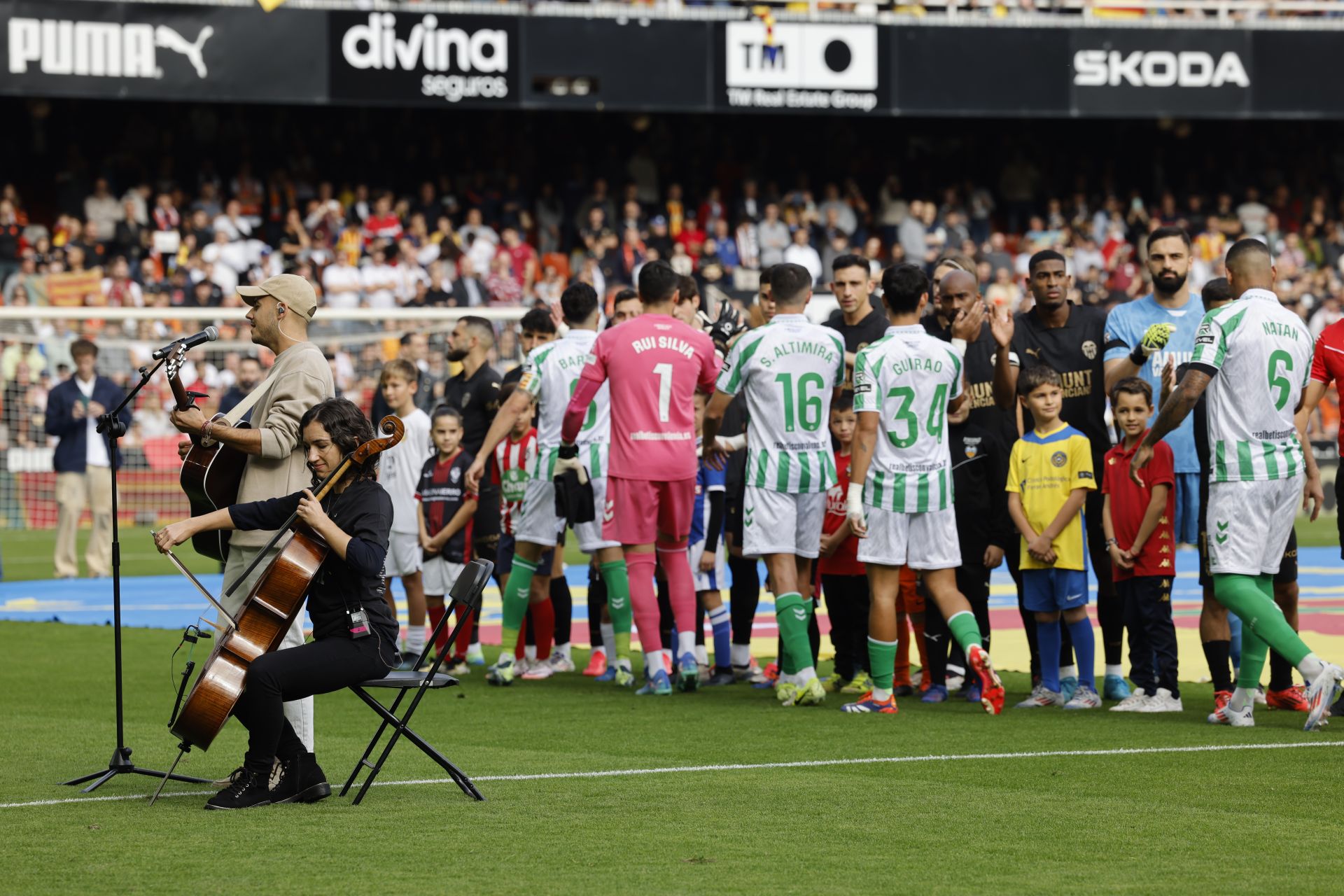 Fotos del homenaje en Mestalla a las víctimas de la DANA