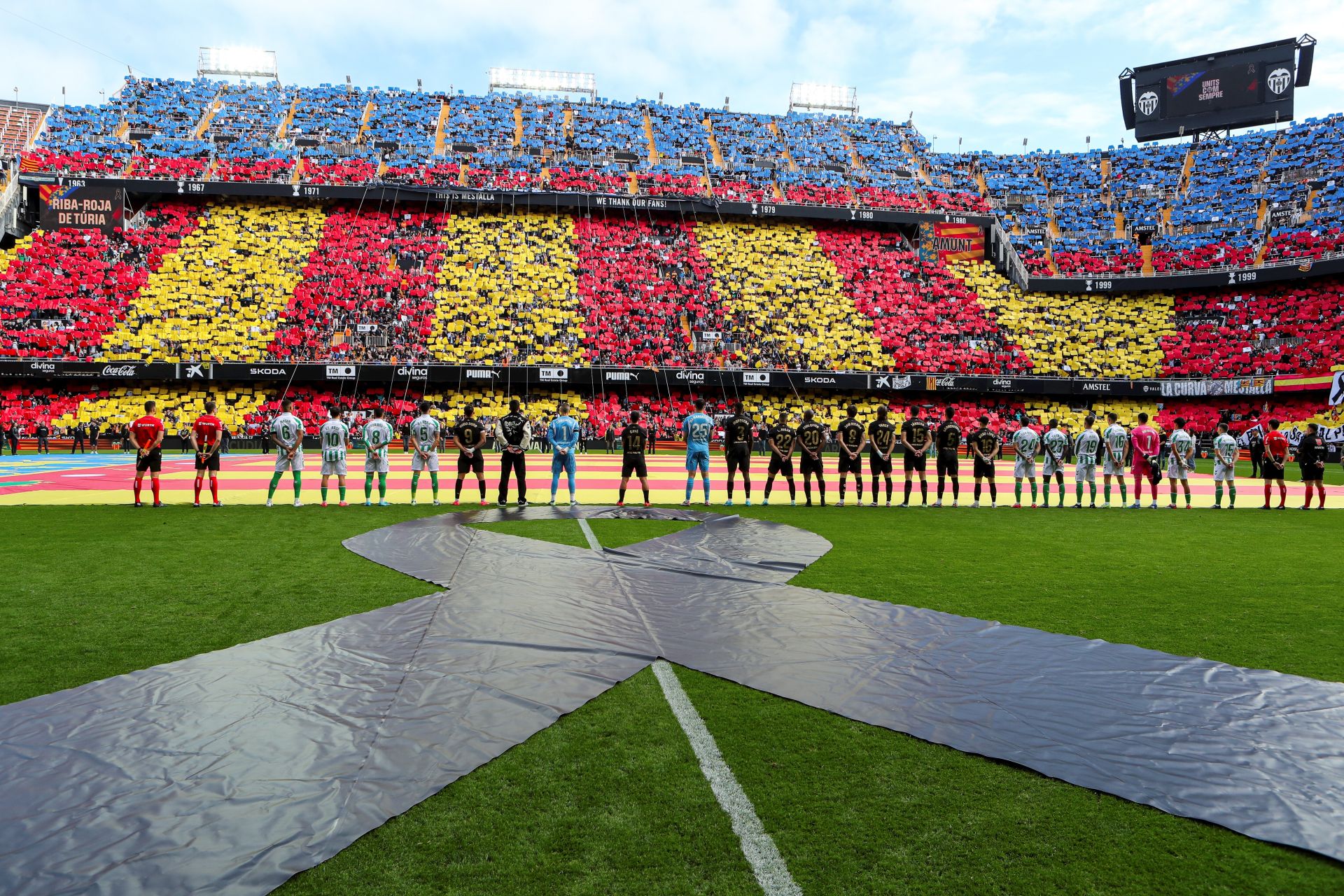 Fotos del homenaje en Mestalla a las víctimas de la DANA