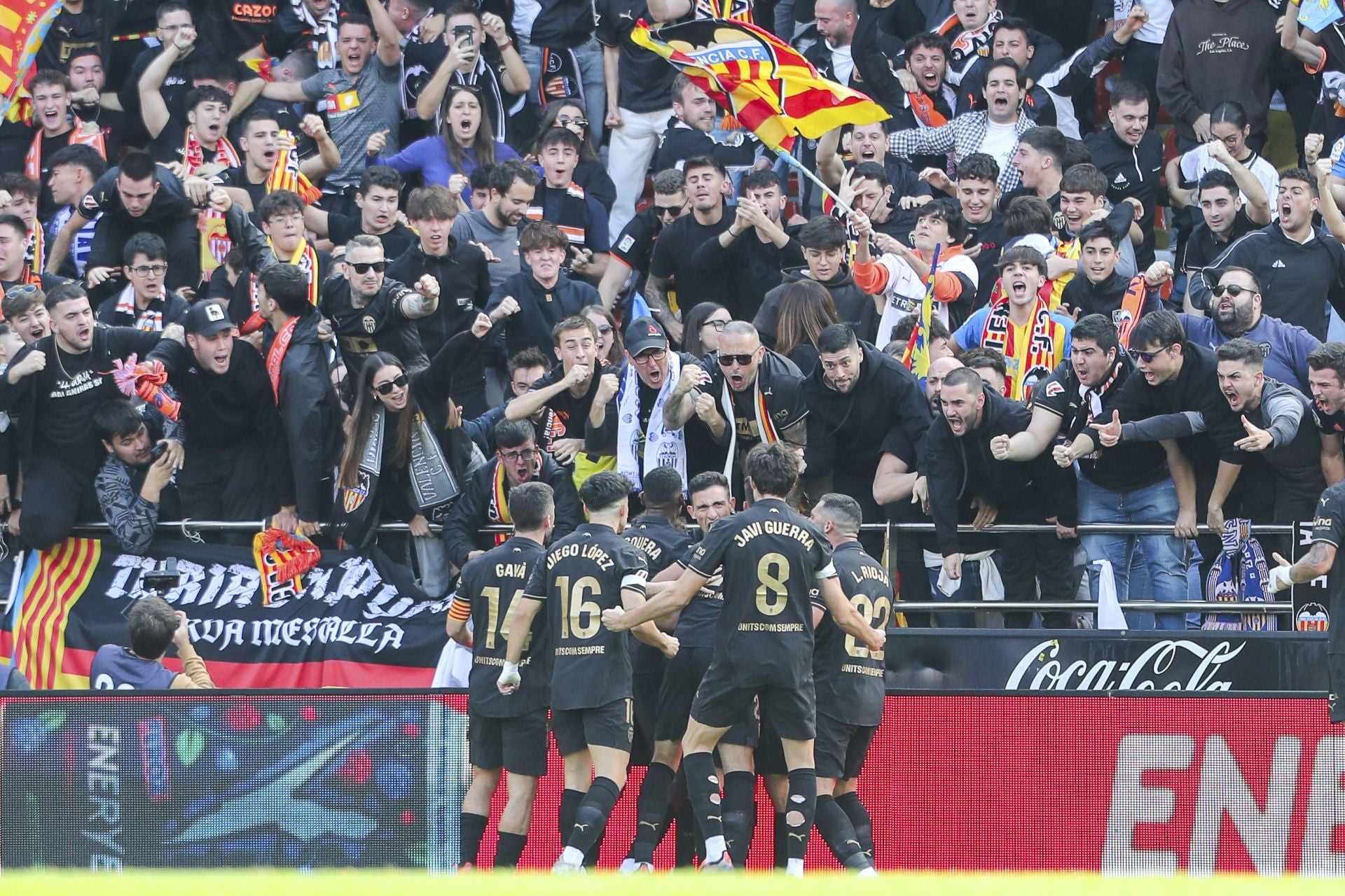 Fotos del homenaje en Mestalla a las víctimas de la DANA