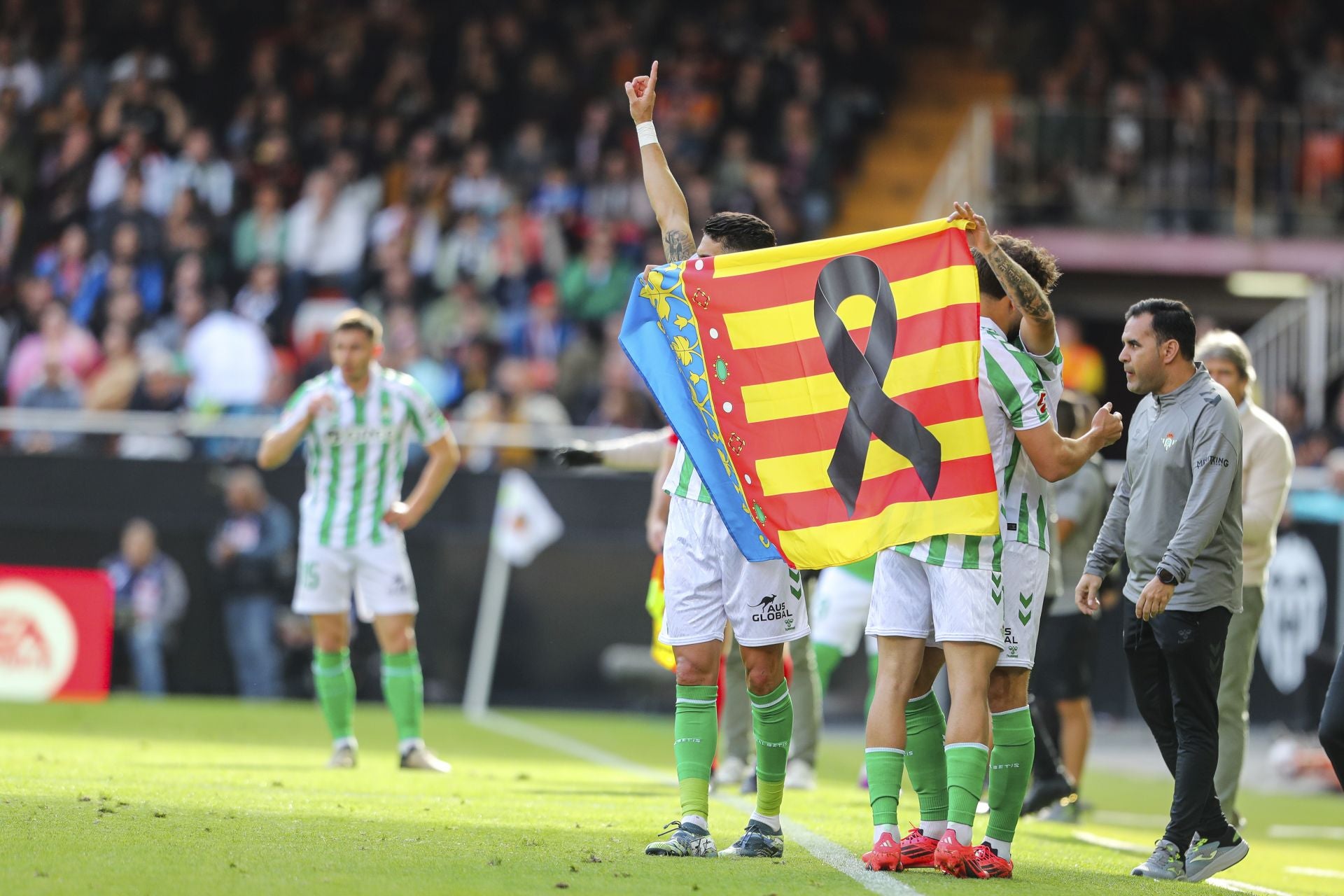 Fotos del homenaje en Mestalla a las víctimas de la DANA