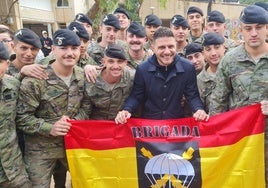 Joaquín Sánchez posa junto a un grupo de militares en el CEIP Orba de Alfafar.